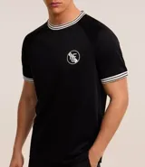 Remera deportiva masculina confeccionada en Rib con tecnología dry, en modelo comfort. Posee cuello redondo, manga corta, estampa localizada y bies contrastante.