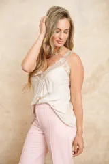 Musculosa color crema de seda con encaje en escote y breteles finos regulables.
