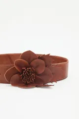 Cinturón ancho de cuero negro con una flor de cuero artesanal.