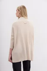 Cárdigan abierto gris melange de tejido suave, largo irregular y logo de alas Rapsodia con tachas en la espalda.