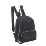 Mochila de nylon color celeste claro con cierres metálicos y parche cuadrado con logo en el frente.