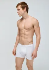 Pack de dos bóxers largos, uno blanco y otro negro, confeccionados en algodón y elastano, con cintura elástica personalizada.