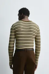 Jersey slim fit tejido en hilatura de algodón, con cuello redondo y manga larga. Diseño a rayas horizontales en tonos beige y marrón.