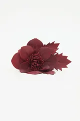 Cinturón ancho de cuero color marrón con hebilla metálica y aplique de flor de cuero artesanal.