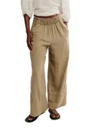 Pantalón color verde claro, amplio y de caída ligera con elástico en la cintura y largo hasta los tobillos.