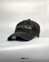Gorra de béisbol negra con ajuste trasero regulable, estructura firme y logo RONAStudio bordado al frente.