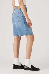 Short de jean celeste de corte amplio, estilo bermuda, con tiro alto y ruedo desflecado.