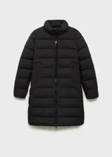 Abrigo largo acolchado negro con capucha, cierre frontal con cremallera, dos bolsillos laterales y puños elásticos.