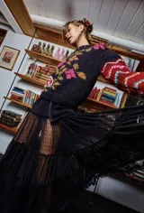 Falda midi de tul negro elastizado con franjas de plumeti y calce evasé. Tiene corte de elástico en la cintura que se amolda a los distintos talles.