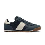 Championes deportivos de estilo retro, color azul marino con detalles en gamuza azul más clara y franja lateral color crema. Tienen cordones azules y suela de goma color caramelo.