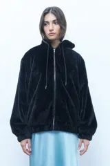 Chaqueta con capucha de tela tipo peluche con estampado animal print de leopardo, cierre frontal con cremallera y cordón ajustable en la capucha.