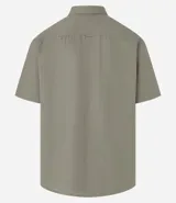 Camisa de hombre de corte relajado, color crudo, con cuello inglés, mangas cortas, abotonado delantero, bolsillo en el pecho y etiqueta de la marca.