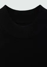 Musculosa negra de tejido de punto fino con cuello halter y diseño entallado.