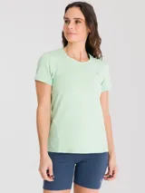Remera deportiva color verde claro, de manga corta y cuello redondo.