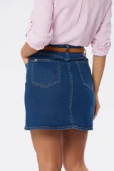 Minifalda de jean azul oscuro con spandex y cinturón marrón.