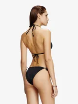 Calzoncillos de bikini tipo colaless o vedetina, color negro liso, con detalle de herraje metálico con logo en el lateral de la bombacha.