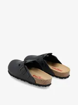 Zueco negro de cuero serraje con plantilla anatómica Genuins, hebilla ajustable y suela plana. Diseñado y fabricado en España con proveedores locales certificados por Leather Working Group (LWG).