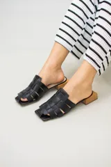 Mules de cuero celeste con diseño trenzado y taco de madera.