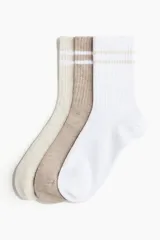 Pack de tres pares de medias deportivas de punto fino suave, confeccionadas con tejido funcional DryMove™ que ayuda a absorber el sudor. Diseño acanalado con borde superior elástico, secciones de ventilación en malla, soporte de arco, talón y punta reforzados.