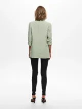 Blazer verde claro con mangas 3/4 y bolsillos frontales.