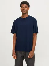 Camiseta azul marino de manga corta y cuello redondo con estampado en la espalda de elementos de camping y la frase "HIKE ESSENTIALS ESCAPE INTO NATURE AND EXPLORE THE UNKNOWN".