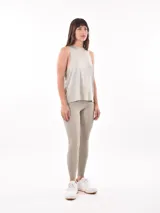 Musculosa gris de corte holgado con sisas amplias.