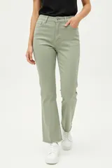 Jean de mezclilla gris oscuro, tiro alto, corte recto y largo cropped con terminación desflecada en el bajo.