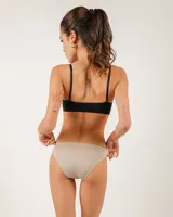 Bombacha de bikini color verde agua, de microfibra sin costuras y forro de algodón.