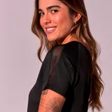 Remera deportiva negra de poliéster con mangas cortas y cuello redondo.