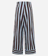 Pantalón de cintura alta, confeccionado en tricolina de algodón, con cierre tradicional, pliegues y rayas verticales en azul claro y marrón.