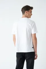 Remera color marrón con estampa de montañas, texto y coordenadas geográficas.