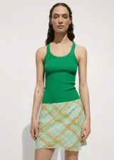 Musculosa verde de punto acanalado, con tirantes finos y escote redondo.
