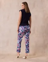 Pantalón recto de gabardina elastizada con estampado floral multicolor. Pretina ancha elastizada. Marca Zac & Rachel.
