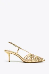 Zapato destalonado dorado con tiras finas entrecruzadas en la parte delantera, cierre con hebilla ajustable en la tira trasera, tacón fino alto y acabado en punta. Altura del tacón: 6 cm.