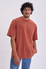 Remera color terracota con efecto lavado, de corte recto y mangas cortas.