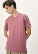 Remera manga corta color rosa viejo, con cuello en V y corte recto.