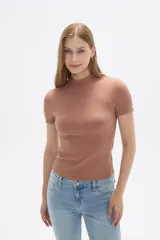 Remera de viscosa color gris oscuro, de punto canale, corte ajustado y cuello alto.