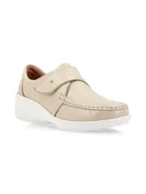 Zapato slip on color marrón con elástico en el empeine y suela blanca.