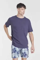 Remera gris de manga corta con cuello redondo.