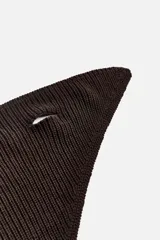 Pañoleta triangular de punto color negro, tejida en hilatura de algodón.