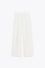 Pantalón culotte blanco de tiro alto con pinzas delanteras, bolsillos laterales y falsos bolsillos traseros.