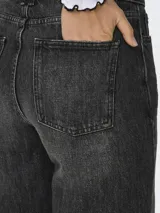 Shorts de jean largos color negro con lavado gastado, de corte recto y tiro medio.