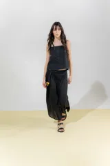 Top negro de lino con breteles anchos y silueta cuadrada. Presenta una pieza aplicada en la delantera con detalle de vainillas en los laterales y frunce en la espalda. Diseño reversible.