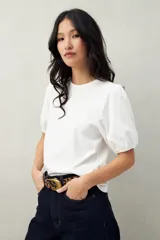 Remera negra de algodón con mangas abullonadas y elástico en la terminación.