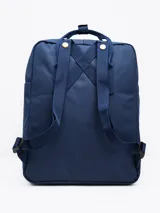 Mochila negra de poliéster con revestimiento de PU, con dos asas de mano y correas ajustables para los hombros. Tiene un compartimento principal con cierre, un bolsillo frontal con cierre y dos bolsillos laterales abiertos.