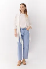Pantalón de jean celeste claro, de corte recto y tiro alto.