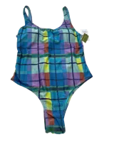 Traje de baño enterizo con estampado escocés en tonos azul, celeste, lila, amarillo y naranja. Tiene escote redondo, breteles anchos y espalda baja.