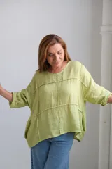 Blusa verde lima de lino con corte holgado y mangas 3/4.