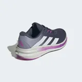 Championes de running Adidas Questar 3, color azul oscuro con detalles en gris claro y morado. Presentan exterior de malla transpirable, tres franjas blancas características de Adidas y mediasuela con tecnología Bounce 2.0.