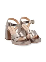 Sandalias de cuero color canela con plataforma y tacón ancho. Tiras cruzadas en el empeine y pulsera ajustable con hebilla en el tobillo.